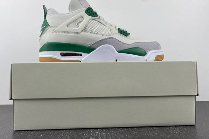 Nike SB x Air Jordan 4 ‘Pine Green’DR5415-103