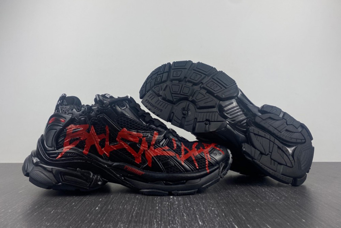 Ba*len*cia*ga runner graffiti sneaker black/red