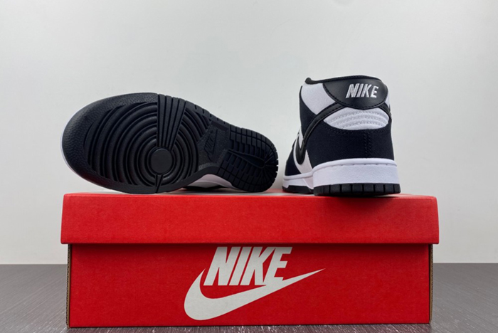 Nike Dunk Mid black and white