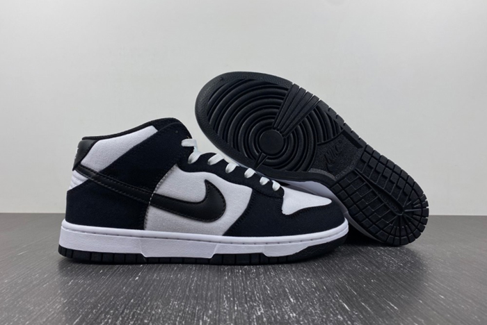 Nike Dunk Mid black and white