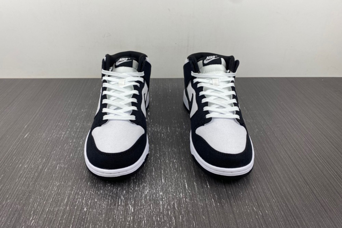 Nike Dunk Mid black and white