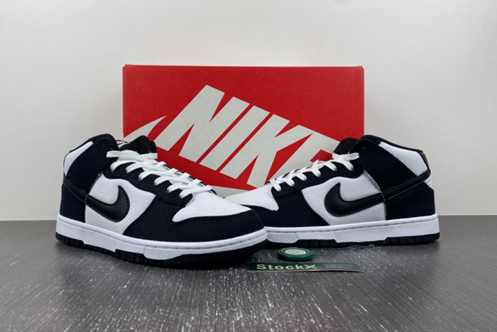 Nike Dunk Mid black and white