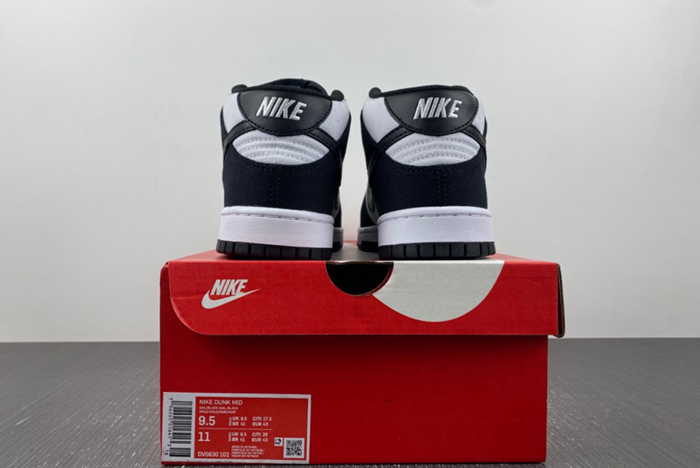 Nike Dunk Mid black and white