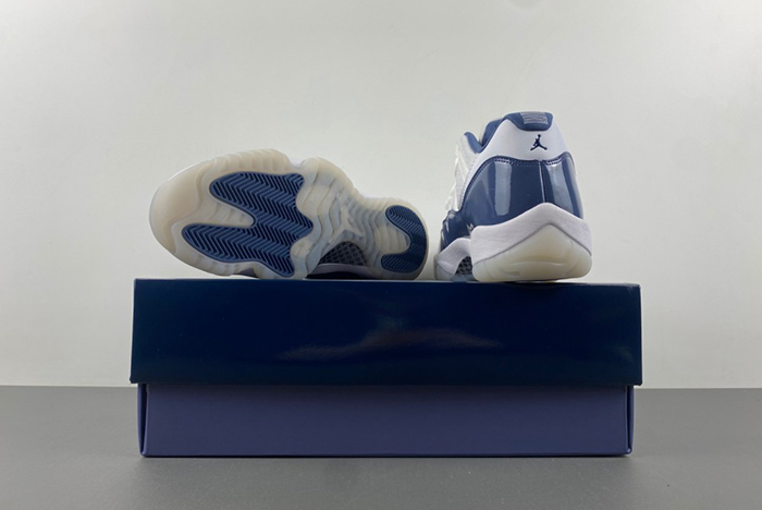 Air Jordan 11 Low white blue